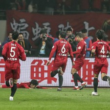 ayx体育官方网站-上海上港势不可挡，赢得多场连胜()