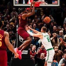 爱游戏APP-人后卫全面发挥反扑鹈鹕首次战胜()